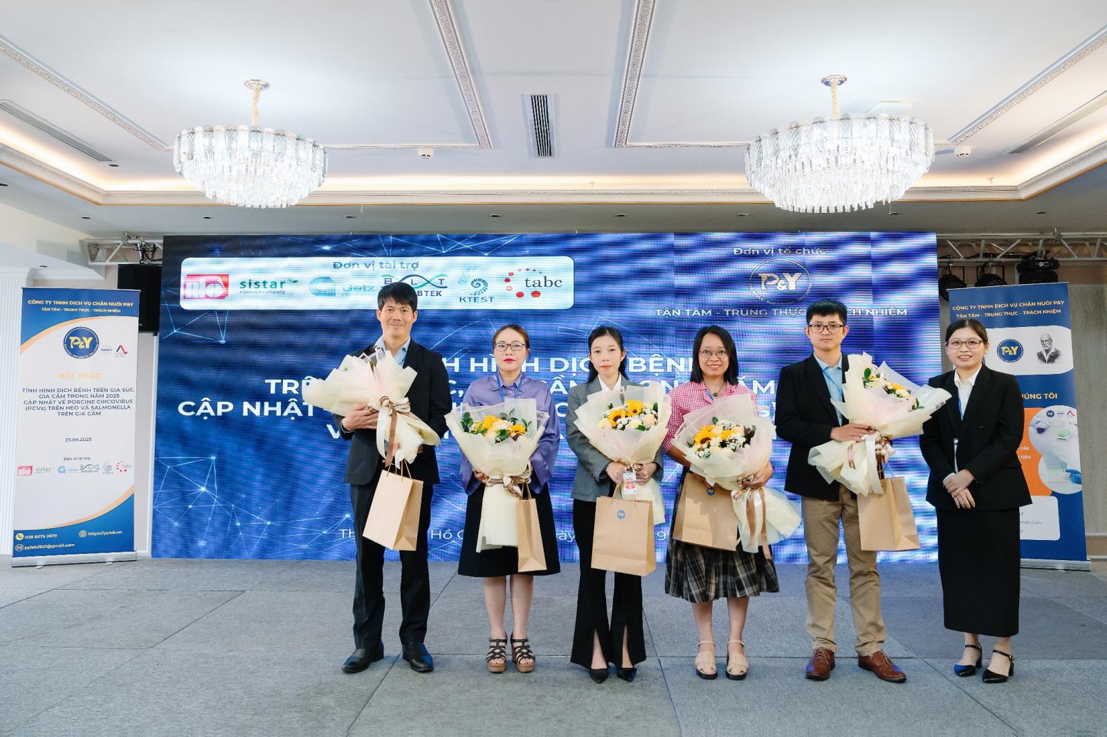 Sistar Vietnam vinh dự nhận quà lưu niệm từ Ban tổ chức