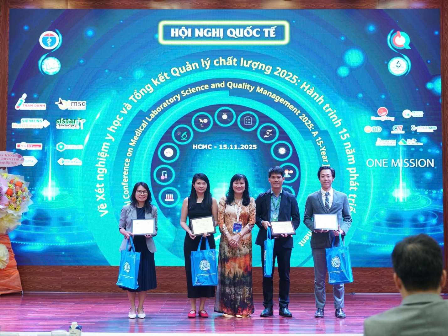 Đại diện Sistar Vietnam – PGĐ Bùi Văn Ty nhận kỷ niệm chương Nhà tài trợ Vàng tại Hội nghị Quốc tế về Xét nghiệm Y học