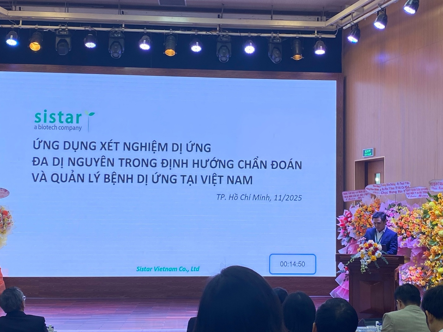 Mr. Võ Quốc Vũ trình bày báo cáo chuyên đề về Xét nghiệm dị ứng đa dị nguyên trong khuôn khổ hội nghị