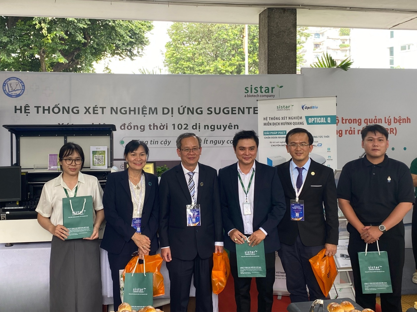 Các lãnh đạo, Quý đại biểu đã dành sự quan tâm đến các giải pháp xét nghiệm Sugentech và Optical Q tại gian hàng Sistar Vietnam